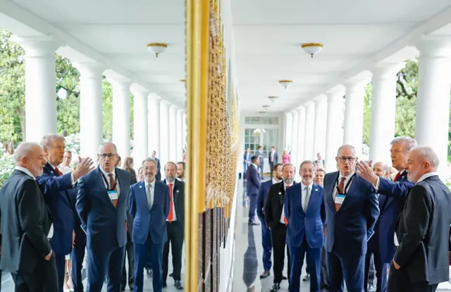 Delegação acompanha Trump e Lula em ala da Casa Branca onde estão expostos retratos de presidentes norte-americanos