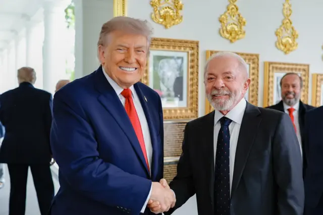 Trump e Lula se cumprimentam