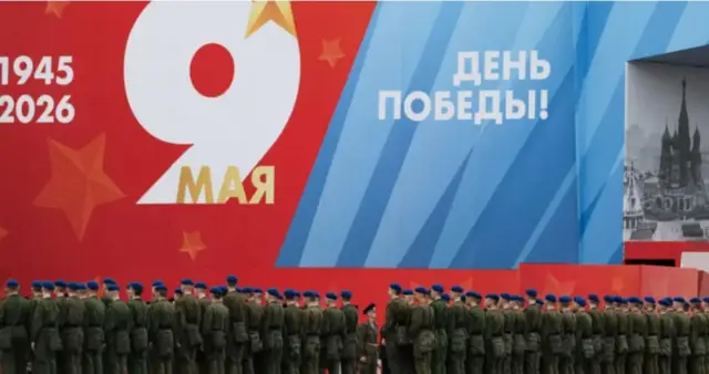 Российские военнослужащие на фоне плаката к 9 мая