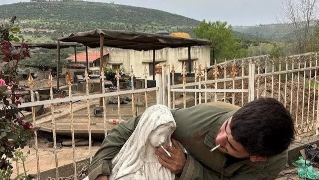 الصورة المتداولة لجندي يضع سيجارة مشتعلة أمام فم التمثال
