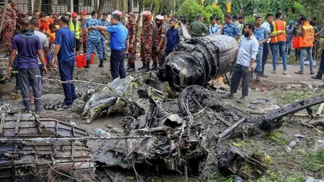 মাইলস্টোন স্কুলে বিধ্বস্ত যুদ্ধবিমানের ধ্বংসাবশেষ