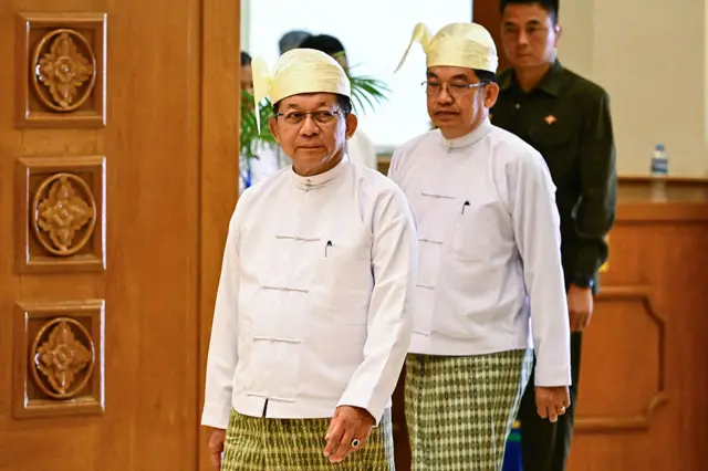 သမ္မတအာဏာရယူထားတဲ့ စစ်ခေါင်းဆောင်ဟောင်း ဦးမင်းအောင်လှိုင်နဲ့ ဒုတိယသမ္မတ ဦးညိုစော (ပုံဟောင်း)