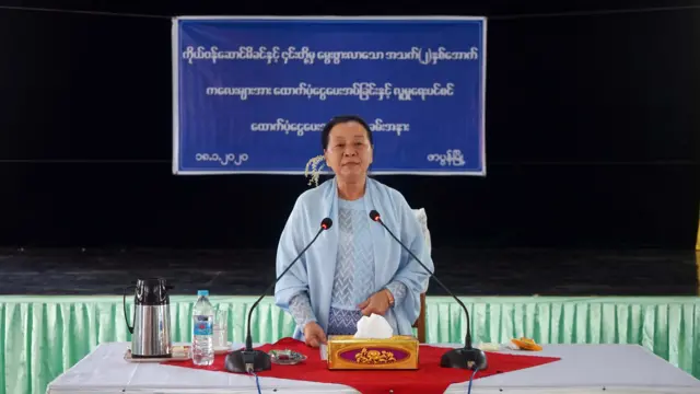 ၂၀၂၀ ပြည့်နှစ်၊ ဇန်န၀ါရီလ ၁ ရက်မှာ ဖာပွန်မြို့က ထောက်ပံ့ကြေးနဲ့ လူမှုရေးပင်စင်ပေးပွဲတစ်ခုမှာ မြင်တွေ့ရတဲ့ ဒေါ်နန်းခင်ထွေးမြင့်