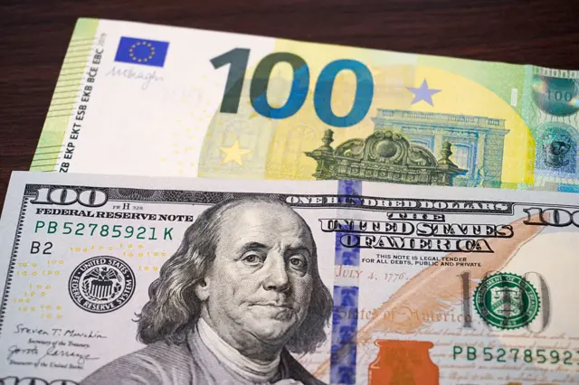 ورقتان من عملة الدولار واليورو فئة 100