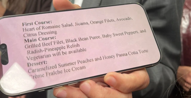 Foto de um celular que mostra o menu do almoço de Lula e Trump