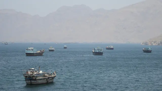 سفن تبحر في مضيق هرمز