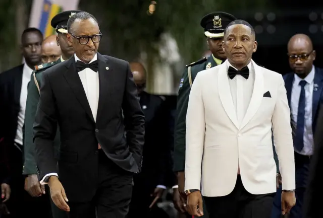 Perezida Kagame ari kumwe na mugenzi we Duma Gideon Boko wa Botswana mu ruzinduko Kagame yagiyemo i Gaborone kuva ku wa gatatu