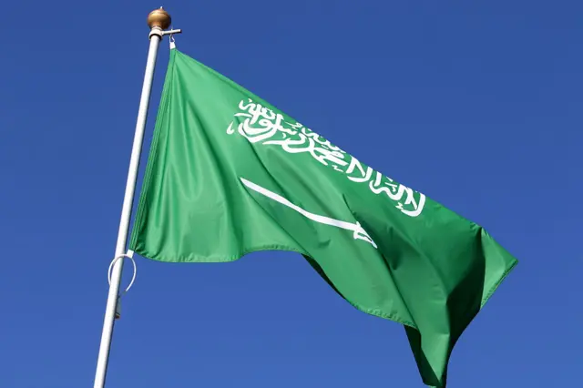 العلم الوطني للمملكة العربية السعودية يرفرف.