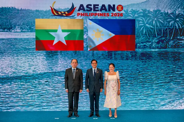 အာဆီယံထိပ်သီးအစည်းအဝေးကိုတက်နေတဲ့ နေပြည်တော်နိုင်ငံခြားရေးဝန်ကြီးဌာနက အမြဲတမ်းအတွင်းဝန် ဦးဟောက်ခန့်ဆုမ်း (ဘယ်)