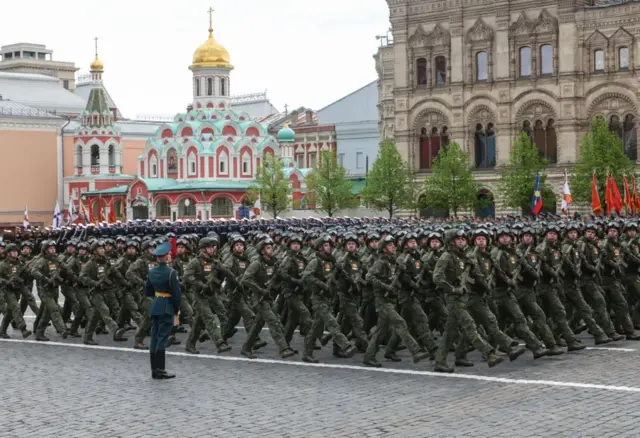 Mamia ya wanajeshi wa Russia walishiriki katika gwaride lililofanyika katika Red Square mjini Moscow.