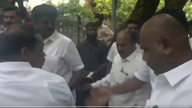 ஆலோசனைக்கூட்டத்தில் கலந்துகொள்ள சென்ற அதிமுக சட்டப்பேரவை உறுப்பினர்கள்
