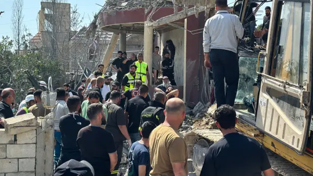 فرق إنقاذ تواصل رفع الأنقاض في موقع غارة إسرائيلية جنوبي لبنان.