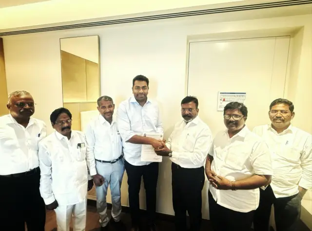 ஆதவ் அர்ஜுனிடம் ஆதரவு கடிதத்தை வழங்கிய விசிக தலைவர் திருமாவளவன்