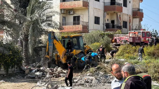 فرق إنقاذ تواصل رفع الأنقاض في موقع غارة إسرائيلية جنوبي لبنان.
