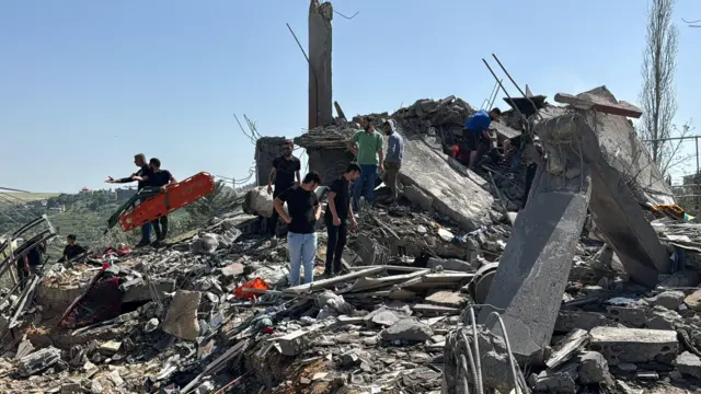 فرق إنقاذ تواصل رفع الأنقاض في موقع غارة إسرائيلية جنوبي لبنان.