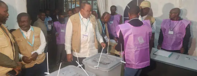 Dursaan garee taajjabdootaa Gamtaa Afrikaa, Uhuruu Keeniyaataa bariin qophii sagalee kennuuf taasifamaa jiru yeroo naanna'ee daawwachaa jirutti