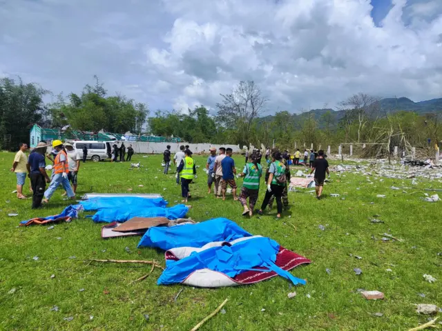 မေလ ၃၁ ရက်၊ နမ့်ခမ်းမြို့၊ ကောင်းတပ်ရွာမှာ ပေါက်ကွဲမှုကြောင့် သေဆုံးသူတွေ ရဲ့ ရုပ်အလောင်းတွေ