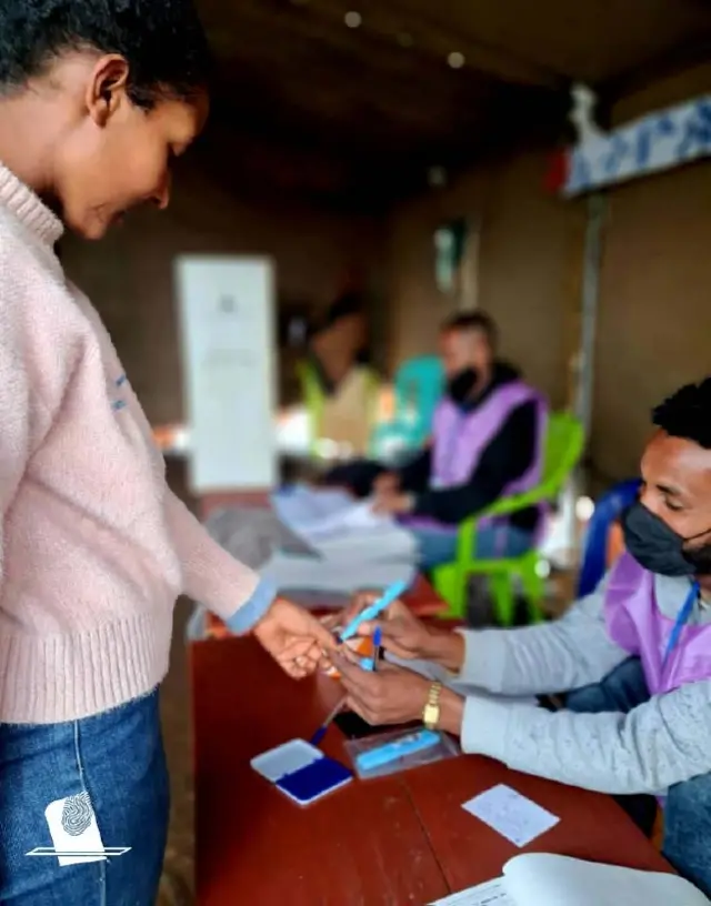 አንዲት መራጭ በጣቷ ላይ መምረጧን የሚያመለክት ምልክት ሲደረግላት