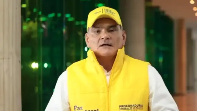 El procurador con un chaleco y una gorra amarillas