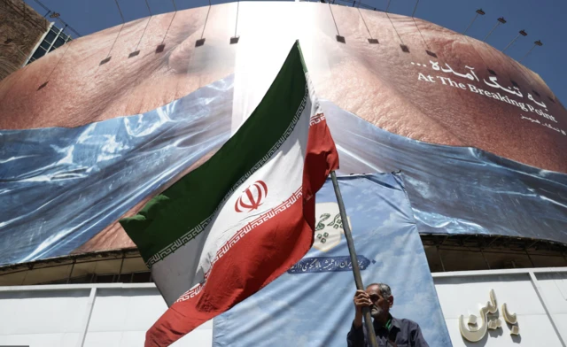 Kuwait ayaa la kulantay weerarro iyadoo Maraykanka iyo Iran ay isweydaarsanayaan duqeymo
