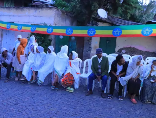 ዛሬ ከማለዳው 12 ሰዓት ጀምሮ መራጮች በድምጽ መስጫ ጣቢያዎች በመገኘት መምረጥ ጀምረዋል