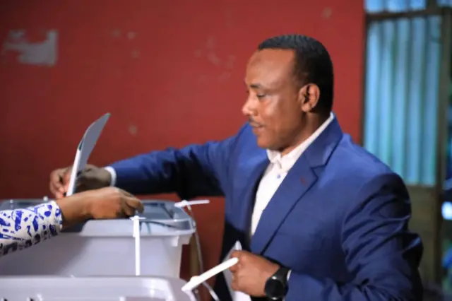የደቡብ ምዕራብ ኢትዮጵያ ሕዝቦች ክልል ርዕሰ መስተዳድር ኢንጂነር ነጋሽ ዋጌሾ (ዶ/ር) ድምፃቸውን ሲሰጡ