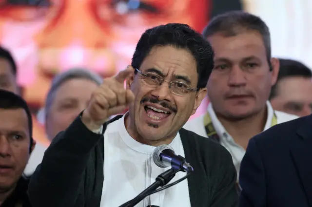 Iván Cepeda ante el micrófono señala con un dedo mientras habla a sus seguidores