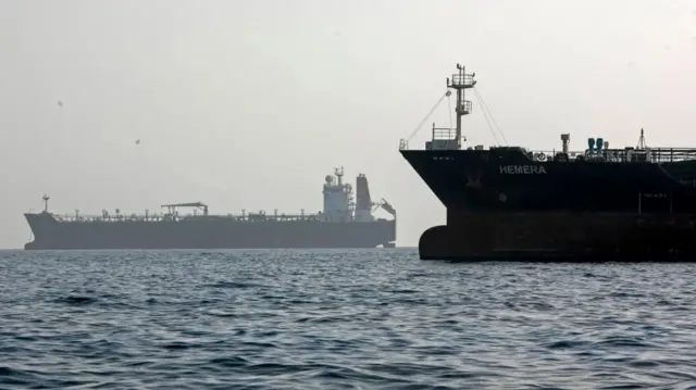 Umuhora wa Hormuz uracyari mu kaga mu gihe ibitero bikomeje nubwo hari ibiganiro byo guhagarika imirwano