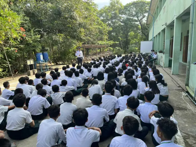 ၂၀၂၄ ခုနှစ်၊ ဒီဇင်ဘာ ၁၃ ရက် မြောက်ဥက္ကလာပမြို့နယ်၊ အ.ထ.က (၇) ဝေဘာဂီ ကျောင်းမှာ ယာဉ်ထိန်းရဲတပ်ဖွဲ့က ကျောင်းသား၊ သူတွေ ကို ယာဉ်စည်းကမ်း၊ လမ်းစည်းကမ်း ပညာပေးနေပုံ (ပုံဟောင်း)