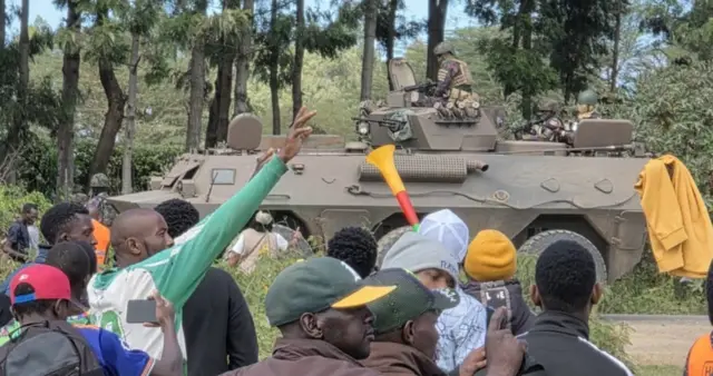 Abaturage bari hafi y'ikimodoka ca gisirikare ca Kenya i Laikipia barimwo mu myiyerekano kuri uyu wa mbere