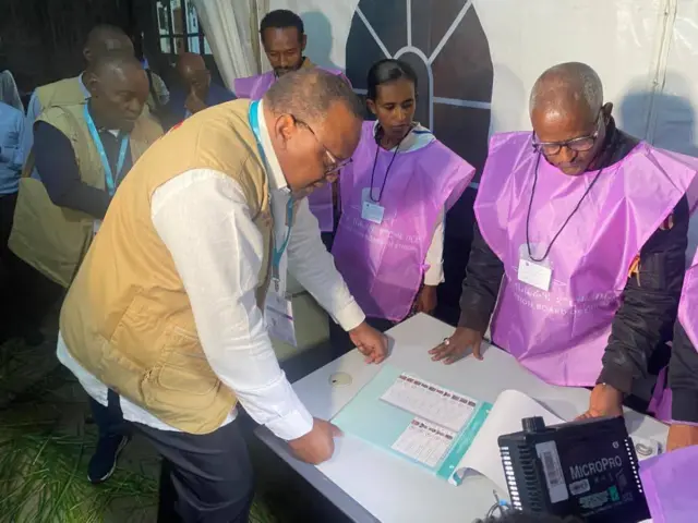 የአፍሪካ ኅብረት የምርጫ ታዛቢ ቡድን የሚመሩት የቀድሞ የኬንያ ፕሬዚዳንት ኡሁሩ ኬንያታ የድምጽ አሰጣጥ ሂደቱ መጀመርን ሲታዘቡ