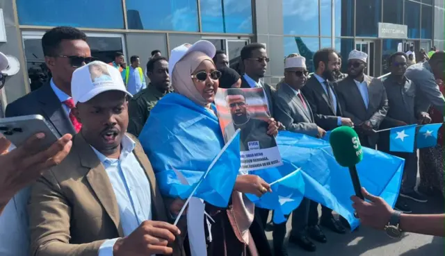 አሜሪካ እንዳይገባ የተከለከለው ሶማሊያዊ ዳኛ ኦማር አርታን ሞቃዲሾ ሲደርስ ደማቅ አቀባበል ተደርጎለታል