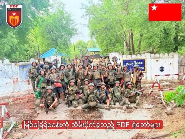 ဇွန်လ ၁၀ ရက်နေ့က ပုဂံတဖက်ကမ်း မြစ်ခြေမြို့က ရဲစခန်းကို သိမ်းပိုက် ခဲ့တဲ့ ပြည်သူ့ကာကွယ်ရေးတပ်ဖွဲ့ဝင်တွေ