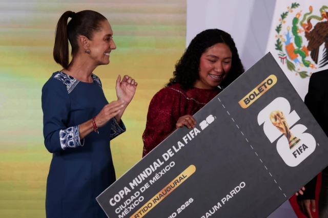 Claudia Sheinbaum entrega un boleto simbólico para el Mundial a Yolett Cervantes Cuaquehua