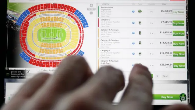 Una pantalla muestra precios de entradas del Mundial