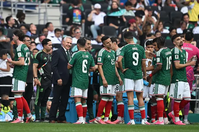 Javier Aguirre ya tattauna da 'yan wasansa a lokacin hutu, domin ƴan wasa su sha ruwa ruwa