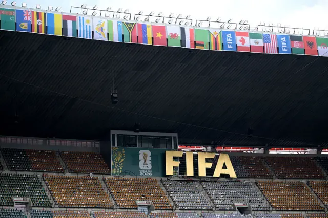 Las banderas de los países que integran la FIFA en lo alto del Estadio Azteca