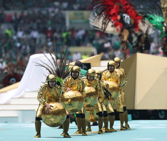 Bailarines en la ceremonia de inauguración