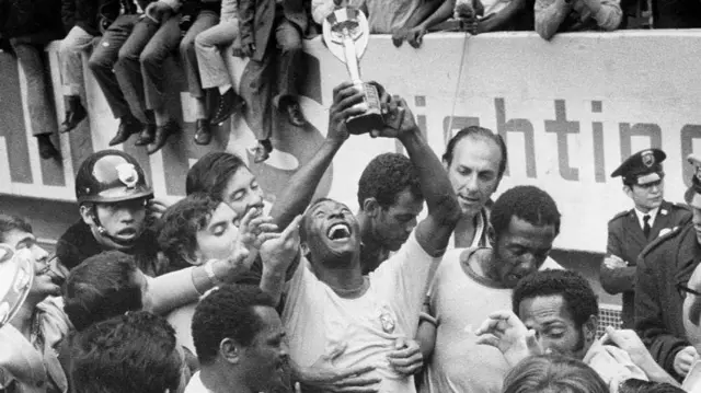 Pelé levantando el trofeo original de la Copa del Mundo en 1970
