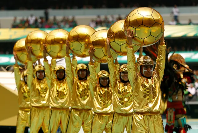 Personas vestidas de dorado en la ceremonia inaugural