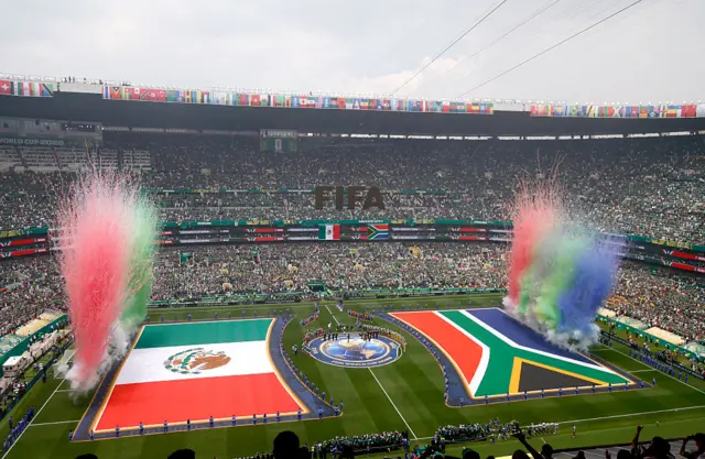 Banderas de México y Sudáfrica en el campo antes del inicio del partido
