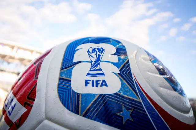 يظهر مجسم كأس العالم لكرة القدم 2026 على كرة الرسمية للبطولة
