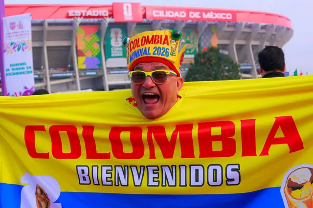Un hombre con un atuendo de Colombia