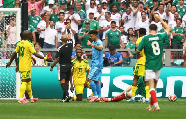 مشاهد من المباراة الافتتاحية لكأس العالم بين المكسيك وجنوب أفريقيا