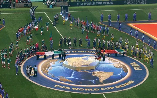 مشاهد من المباراة الافتتاحية لكأس العالم بين المكسيك وجنوب أفريقيا