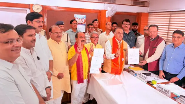 तरुण चुघ, रजनीश अग्रवाल और महेश केवट