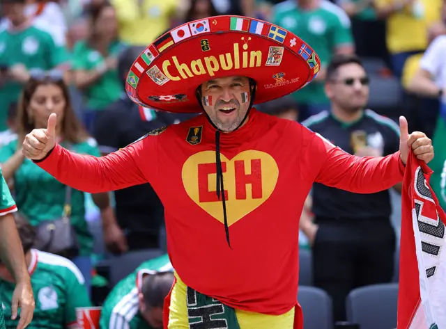 Un aficionado con el traje de El Chapulín Colorado