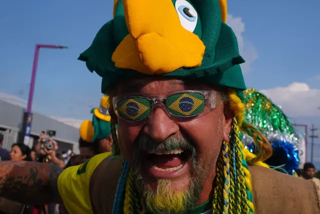 Un hombre con adornos de la bandera de Brasil