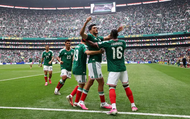 Celebración de México tras anotar el 2-0