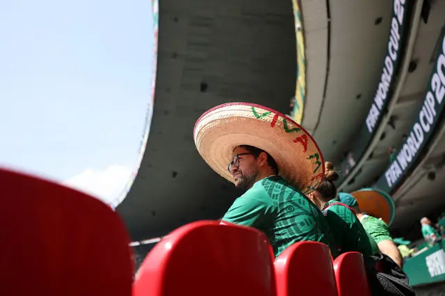 Un aficionado con sombrero mexicano al interior del estadio